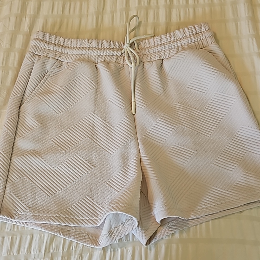 Womans textured shorts with cinchable waist and pockets